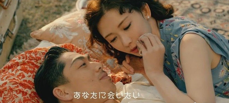 林志玲晒与老公mv造型,林志玲和老公穿驼色西装拍写真