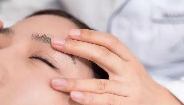 眼部周围为什么一直长脂肪粒,眼下的脂肪粒会有白色小点点