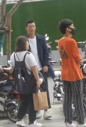 何超莲窦骁牵手完整版,何超莲晒与窦骁甜蜜合照