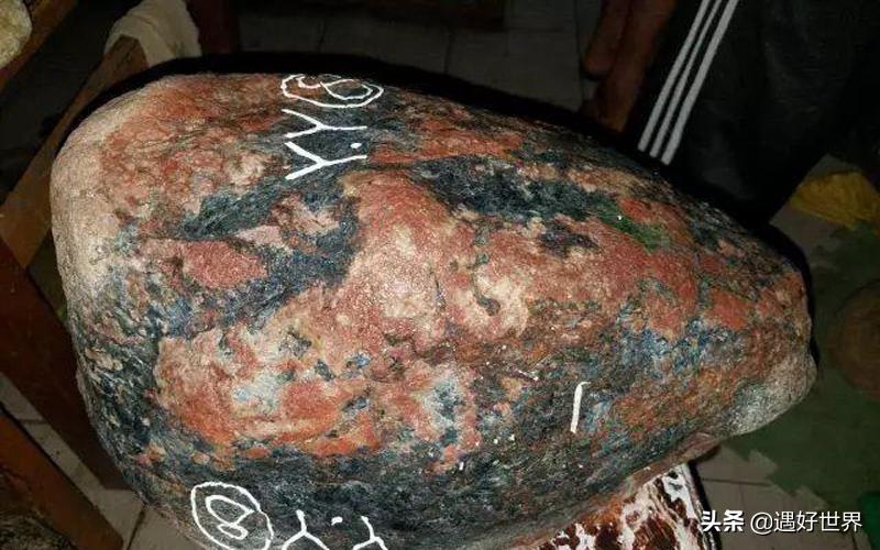 长满黑藓的翡翠原石，可不可以买？买了怎么办？