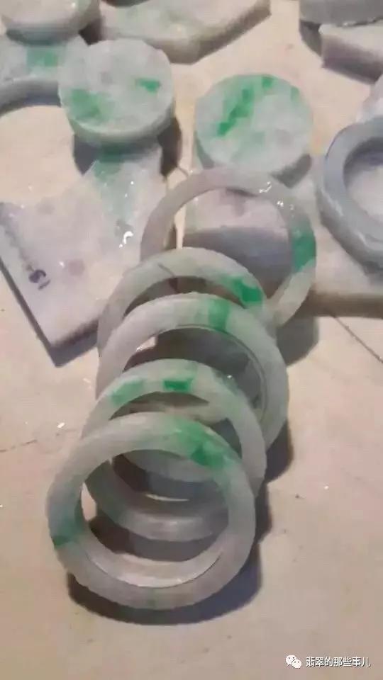 88万玻璃种原石,168万买原石一刀切出蛛网裂