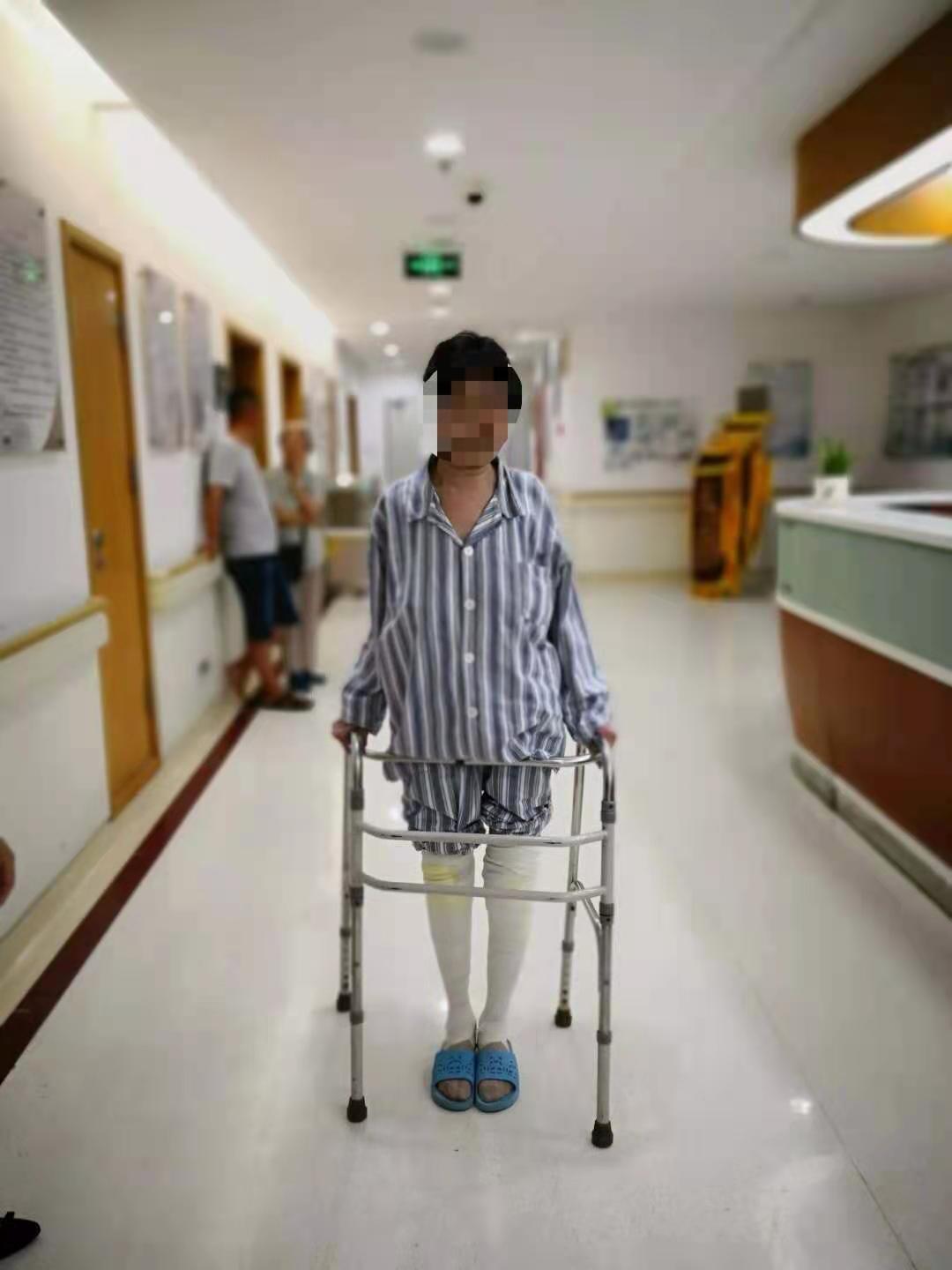 双膝功能障碍患者通过TKA手术重获行走功能