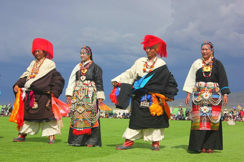 *藏西**服饰之美,独具魅力