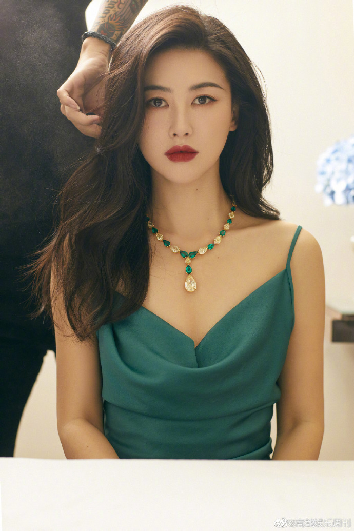 朱珠穿婚纱美出新高,朱珠年轻时样子