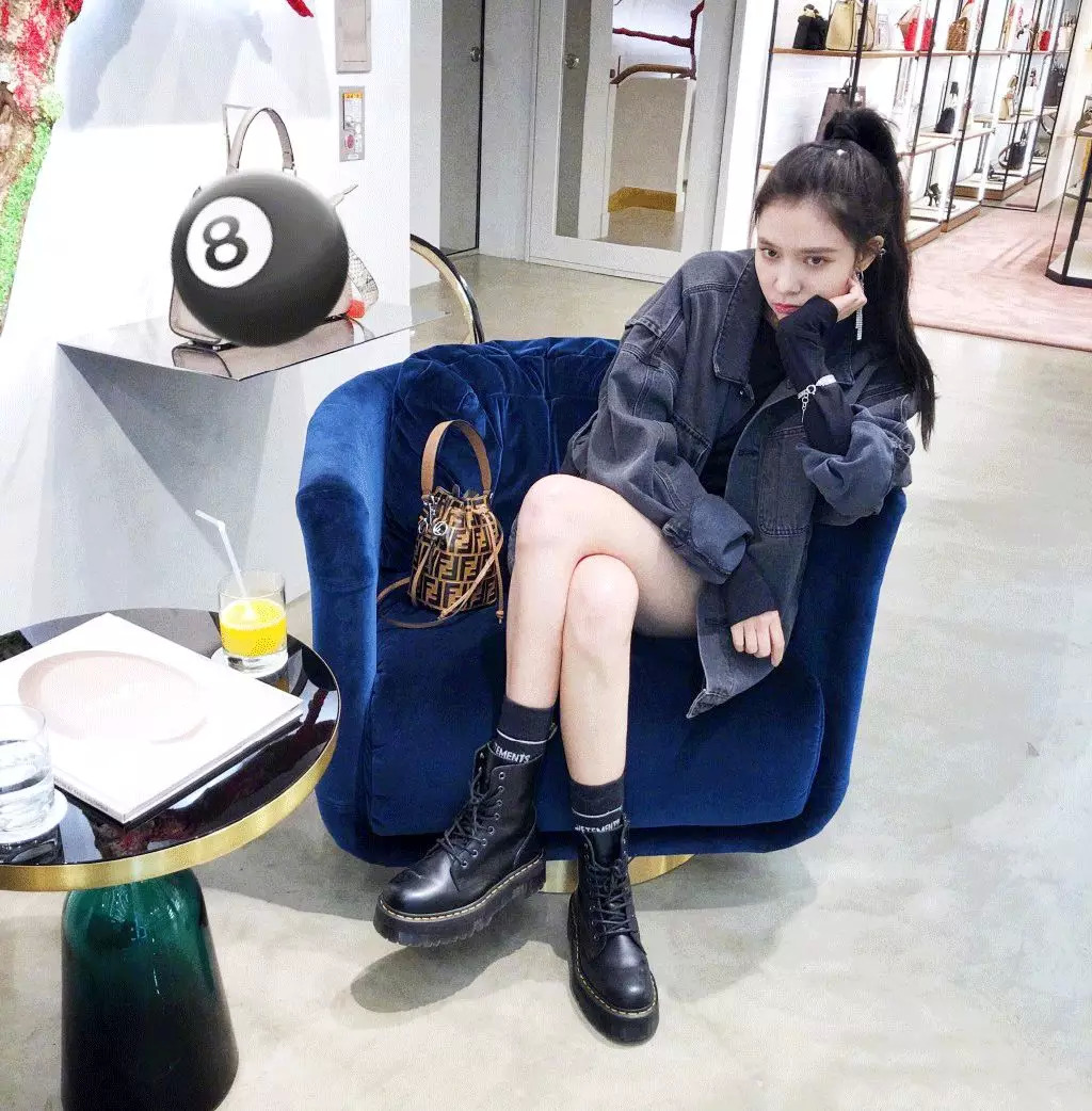 一点也不热，酷妹的马丁靴里都有空调