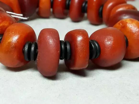 *藏西**捡漏收的大克数老蜜蜡，砸开后为何是个冒牌货儿？