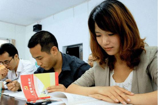 公务员真的永远是铁饭碗吗,95后吐槽公务员工资