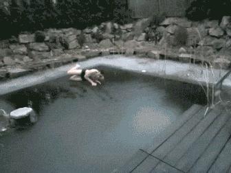 刚崴脚是要冷敷还是热敷,崴脚后24小时内是热敷还是冷敷