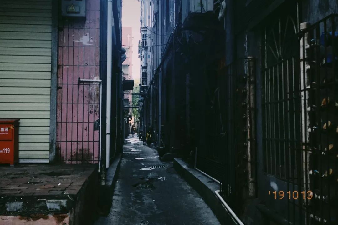 环卫工为什么又辛苦工资又低,环卫工人很辛苦为何工资却很低