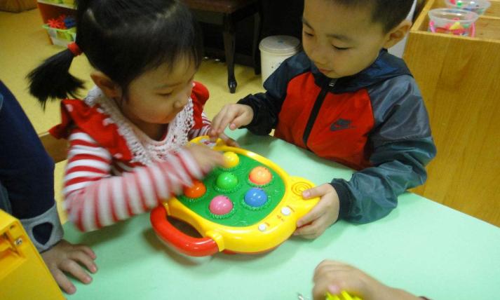 当孩子出现偷东西的行为怎么处理,孩子开始偷东西了家长该怎么做