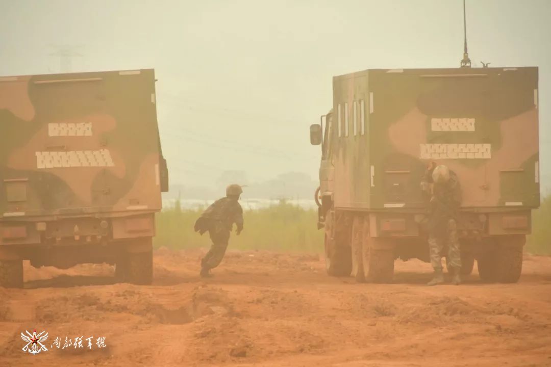 装甲战车如何使用维修工具,装甲车怎么修理
