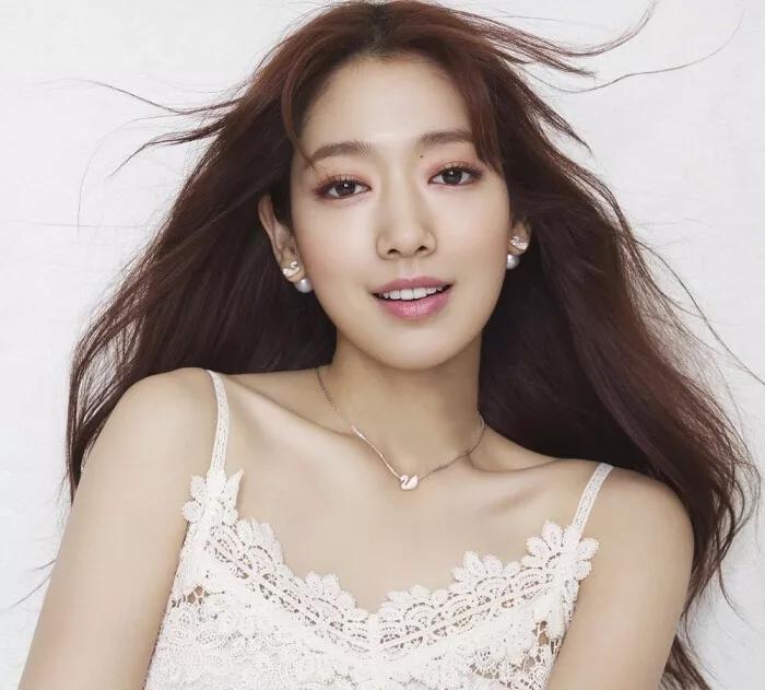 古力娜扎为国人发光的美貌,古力娜扎为韩国明星颁奖