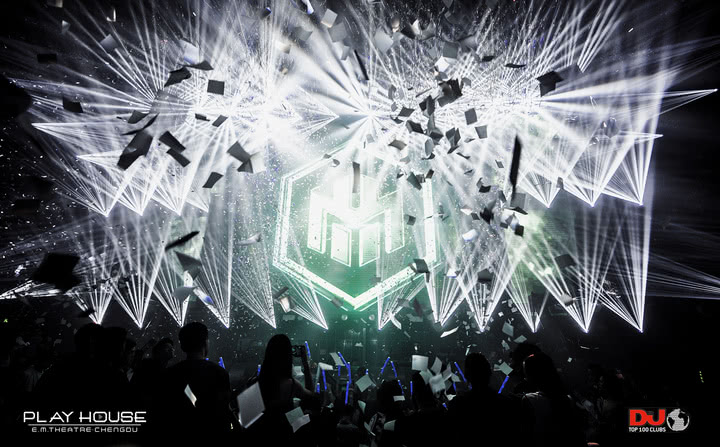 他拍下成都夜店的“纸醉金迷”，都市男女们在这里挥金如土