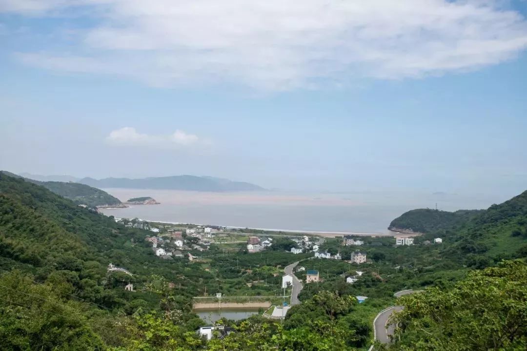 逃离城市躲进山野享受冬日暖阳,安静而美丽的渔村