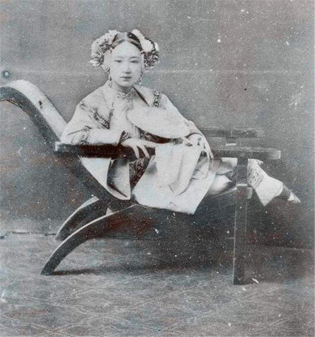 她本是*楼青***女妓**,嫁给皇室宗亲身价12000金,李叔同为此削发出家