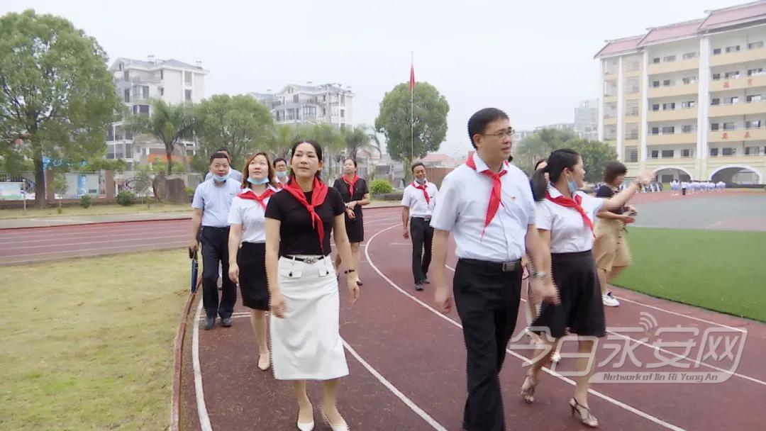 满意在三明伴我行视频,尤溪县领导看望慰问少年儿童