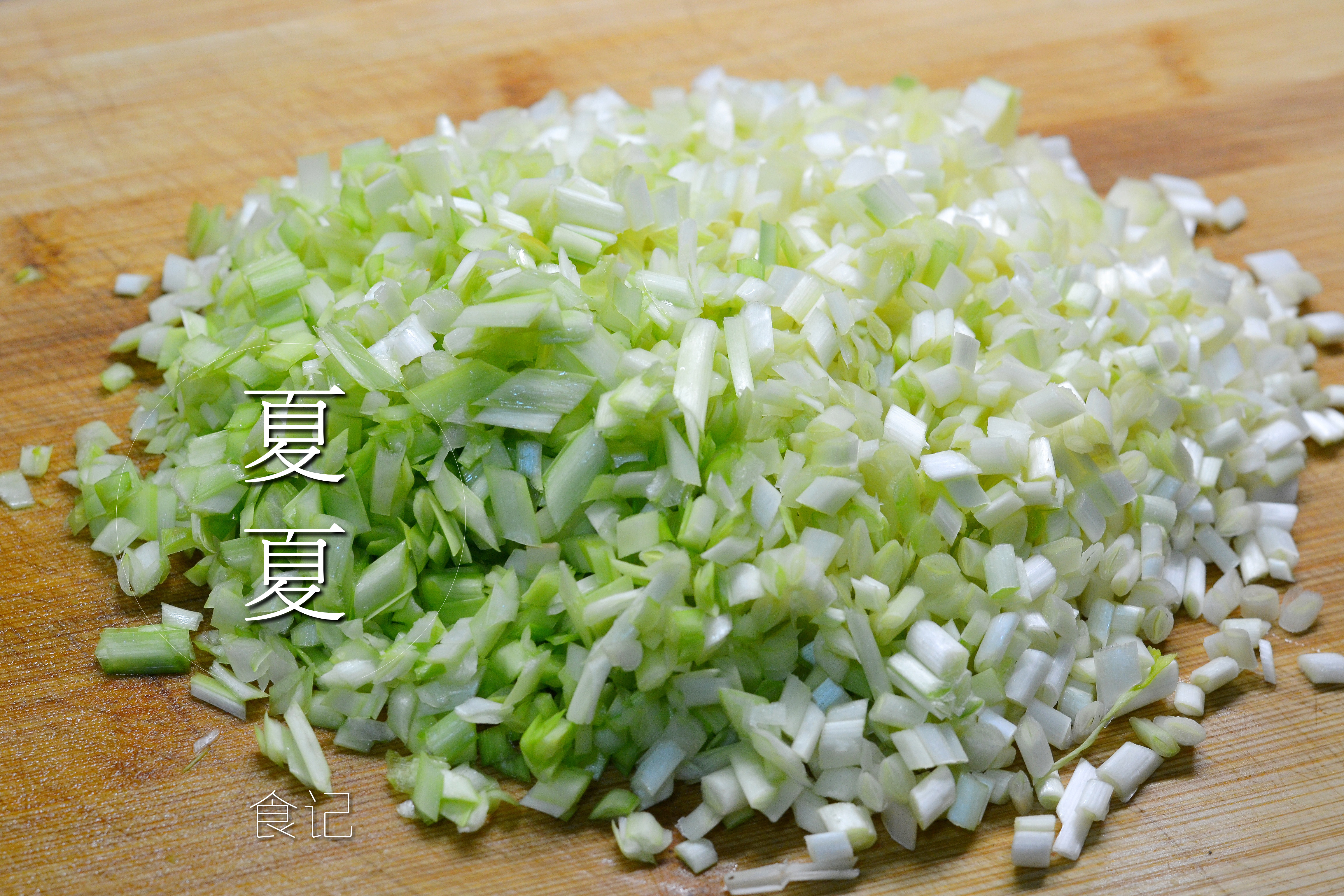 青菜包饺子怎么能不出水,青菜虾仁饺子馅怎么调最好