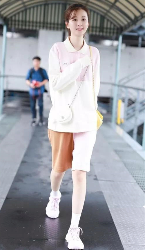 大腿粗就别穿超短裤了，不妨来条五分裤，孙怡乔欣尤其喜欢