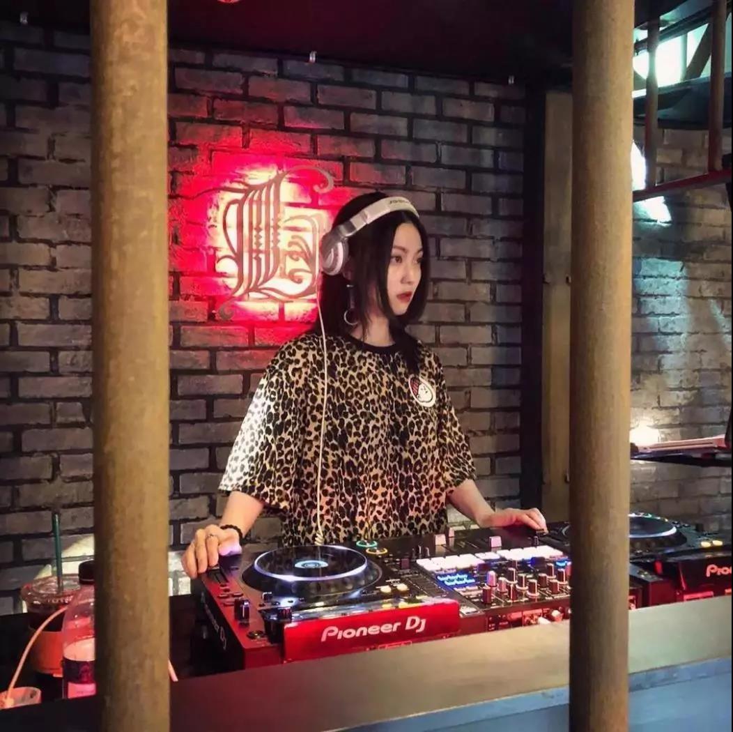 除了那位「E奶」女孩以外,DJ圈还有许多值得关注的小姐姐存在！