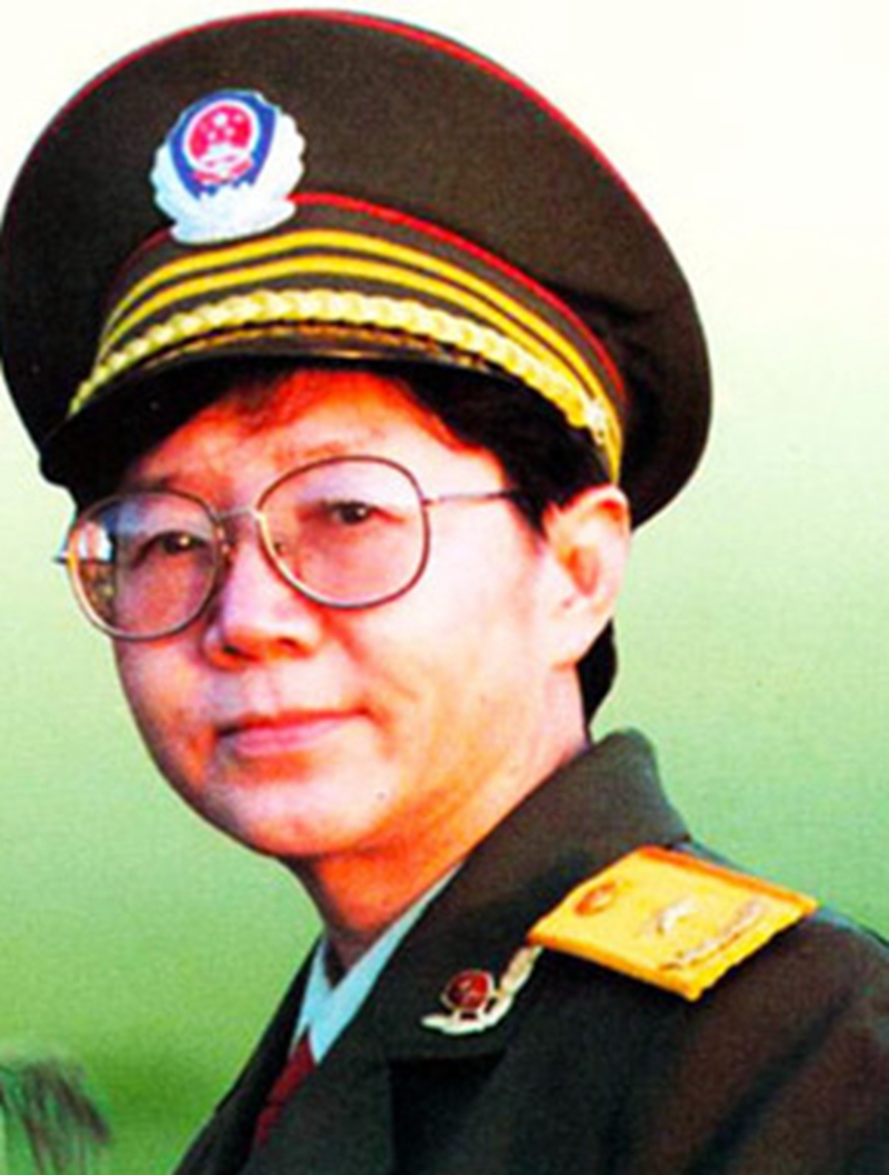 *警武**部队的第一位女将军，九一三事件后恢复自由，父亲是开国上将