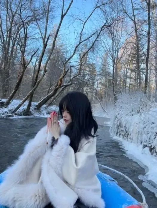 “佛媛”炫富摆拍，露大腿逛寺庙，袈裟也藏不住狐狸的尾巴