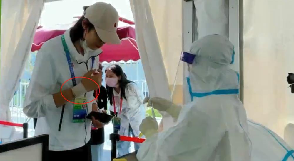 朱婷比赛中搂抱鼓励李盈莹,朱婷手腕康复在望状态将重返巅峰