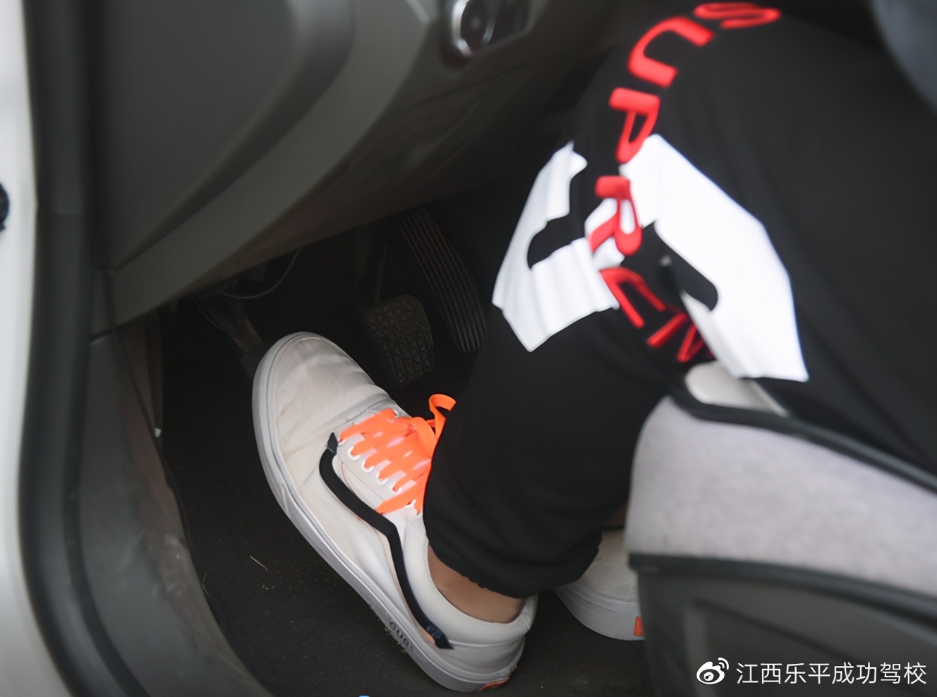 科二考试一上车就紧张发抖怎么办,科二考试紧张到脚抖怎么缓解