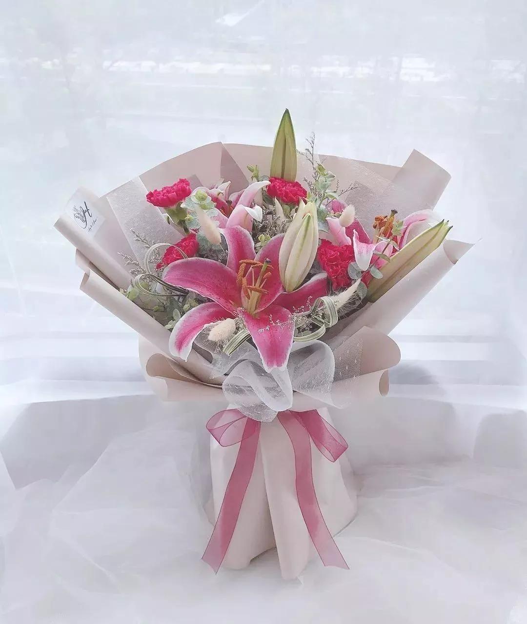 花要不要经常换水,花材正确处理方式及日常养护