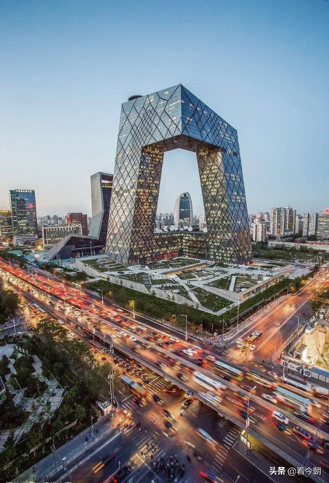 他创造了微信，八亿多人心甘情愿每天低头盯着它如醉如痴，他是谁