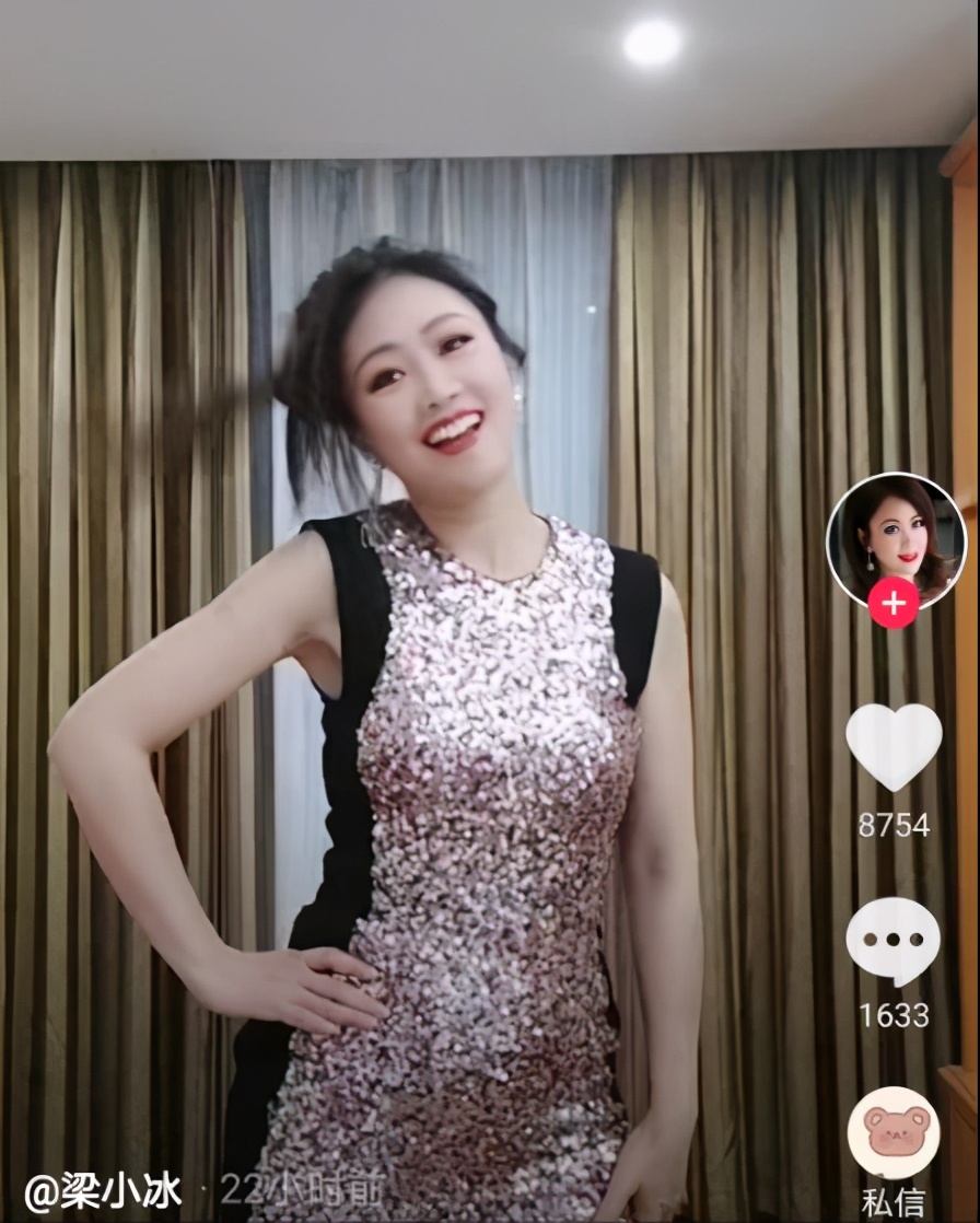 50岁梁小冰小腹凸显，被网友怀疑怀孕，6字回应尽显情商