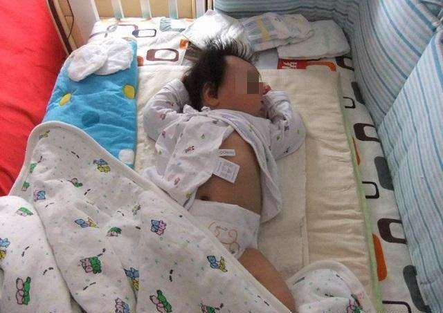 爸爸睡觉翻身误压宝宝,睡觉翻身不小心压到宝宝的头