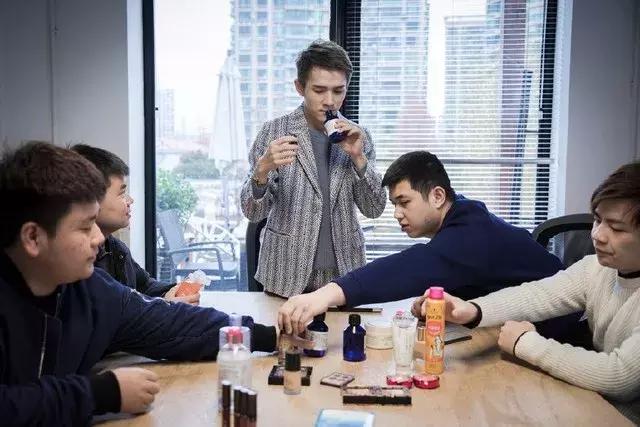 直播五分钟卖出15000支口红,“口红一哥”李佳琦|女生节特辑