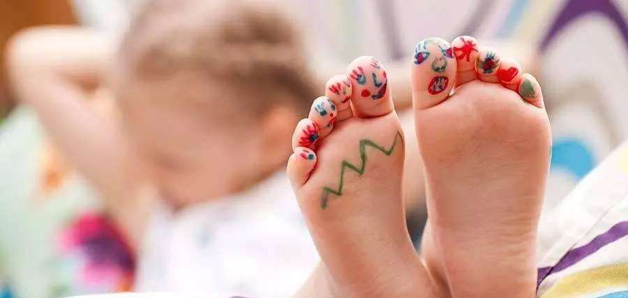 冬天给娃光脚行不行？奶奶反对、妈妈坚持，医生的答案让婆媳和解