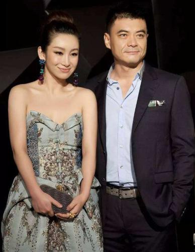 王新军秦海璐虐心片段,秦海璐是怎么和王新军走到一起的