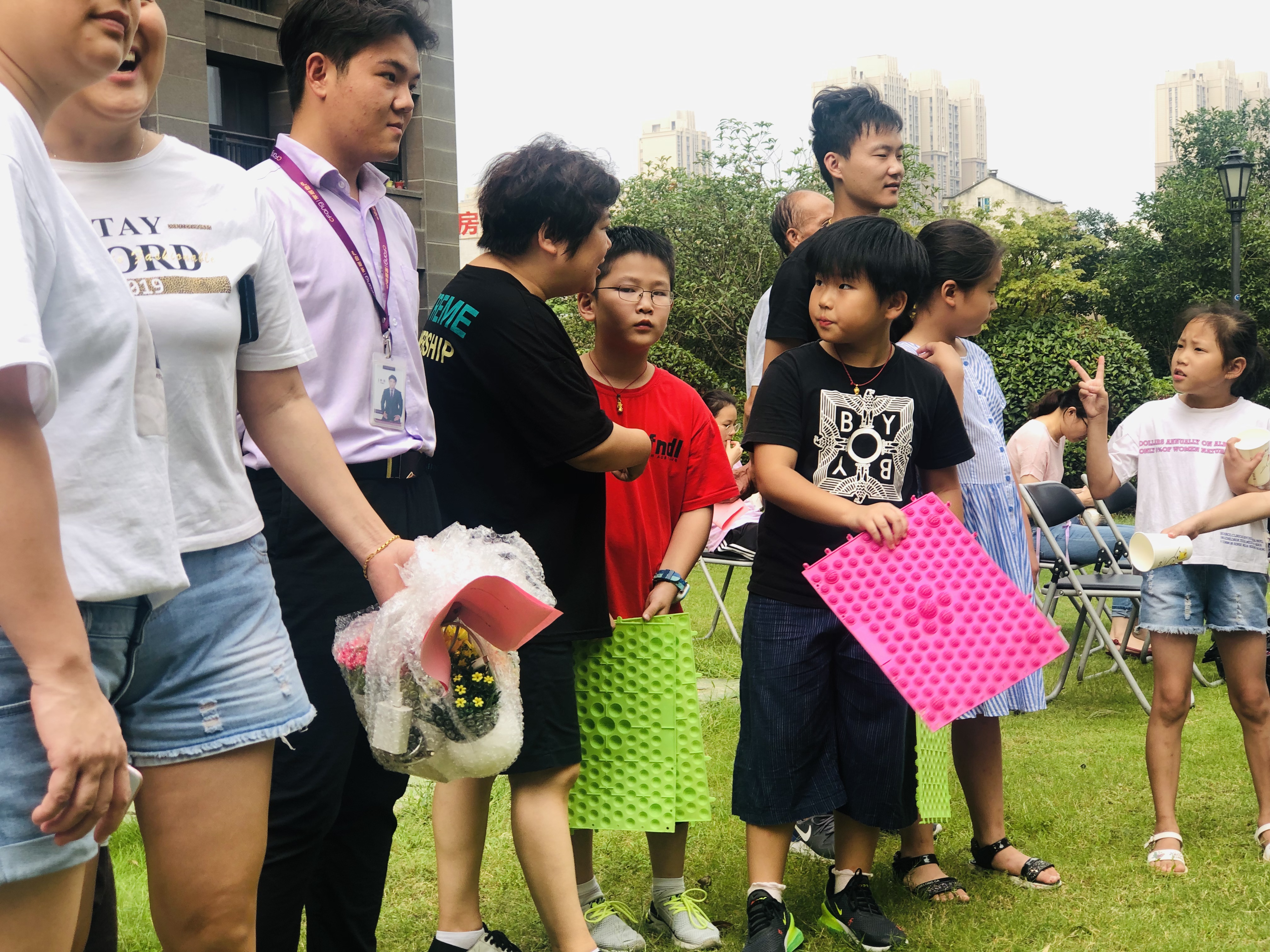 垃圾分类推动居民走向文明自觉,垃圾分类进社区童心同行助环保