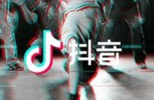 他被称为“神曲教父”，创造无数全民神曲，却自嘲唱歌难听
