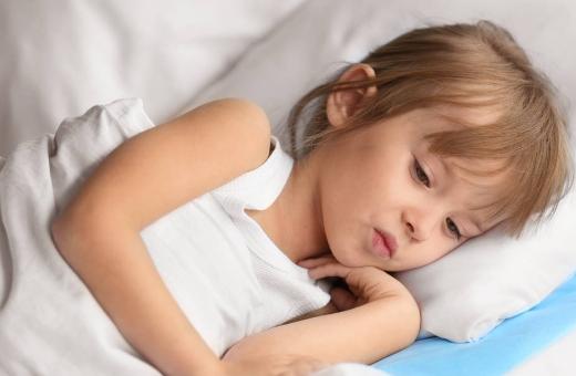 烧到38.8没有吃药温度就降到37.3,孩子高烧38.7度需要盖被子吗