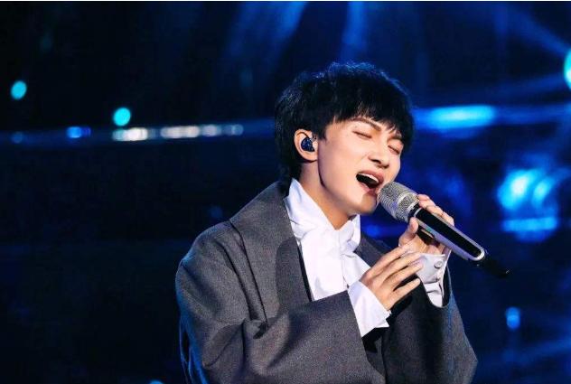 周深打错字接受采访,周深打错字吓坏司机师傅