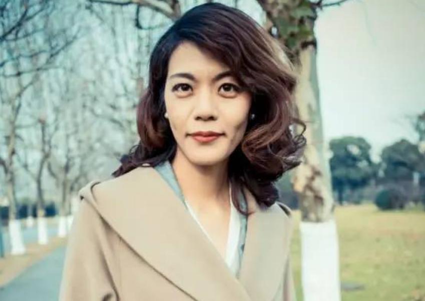 从万人追捧，到万人“炮轰”的陈果，为何会迅速跌下神坛？