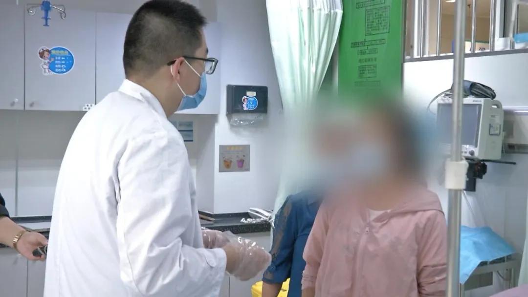 地动山摇中,她不幸从高处摔下头部受伤昏迷,危急时刻,她能转危为安吗?