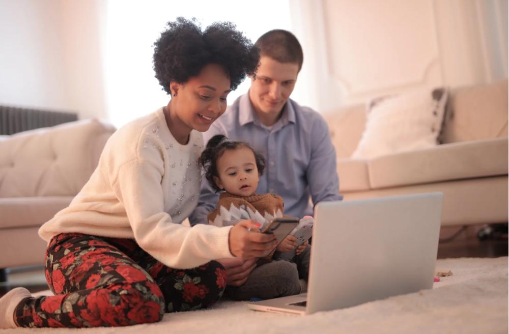 孩子沉迷于手机家长只用4招,孩子沉迷手机给家人打管不了咋治