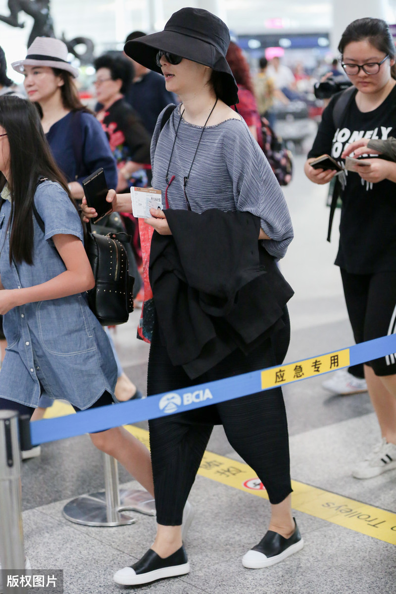 徐帆红衣黑裤显得气色超好,徐帆条纹衫阔腿裤