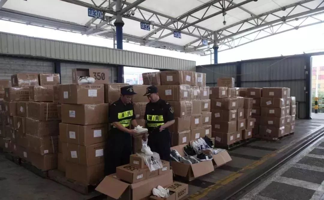 adidas店里的aj是真的吗,美国海关最新查获假货