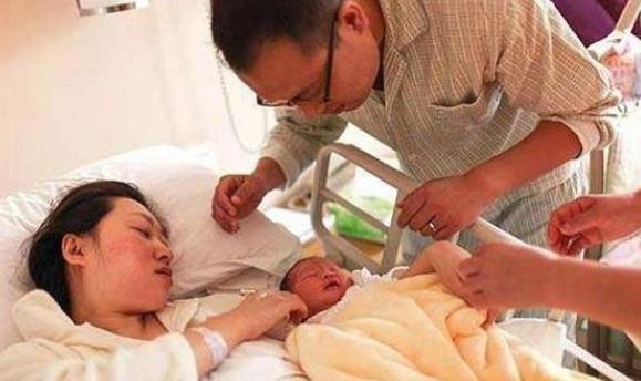 90后宝妈大胆尝试“男催乳师”，别人问其感想，她直言：有些糟心