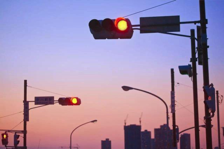 等红灯前方车坏了后面车怎么走,等红灯时前车压实线变道