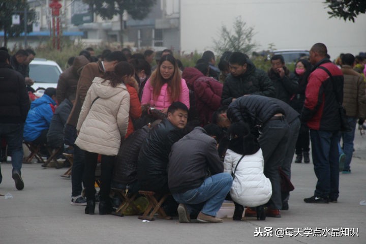 摸黑赶水晶原料交易早市去晚一晚人影都找着了