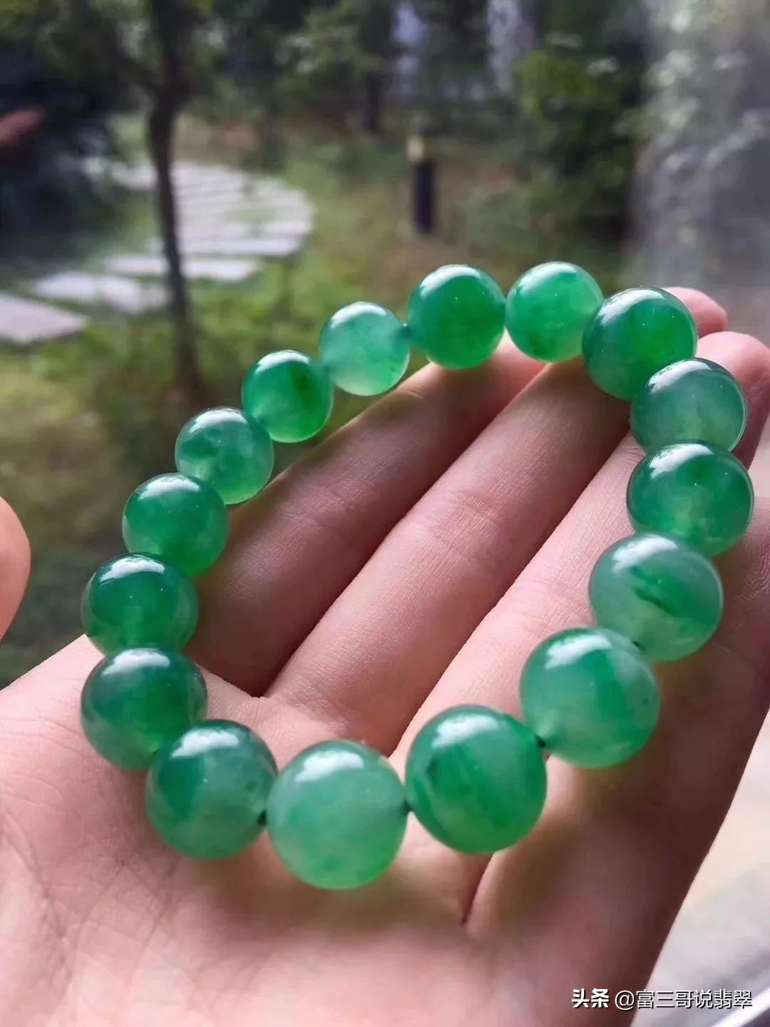 一条翡翠链子价格,一条深色翡翠珠链大概要多少钱