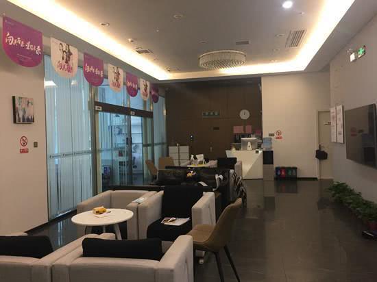 岳阳市23岁女子疑因整容失败自杀,整形机构否认责任、人去楼空