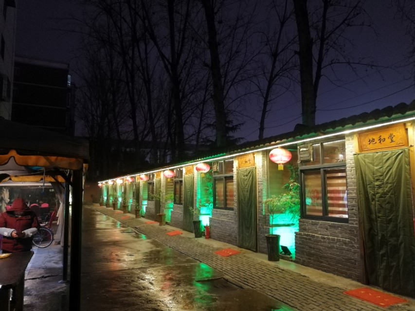 深夜郑州8男2女躲在花园路北环桥头,吃丹江翘嘴鲌,喝方城木瓜酒