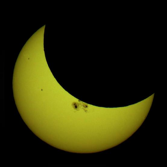 今天的日食是怎样形成的,为什么出现日食